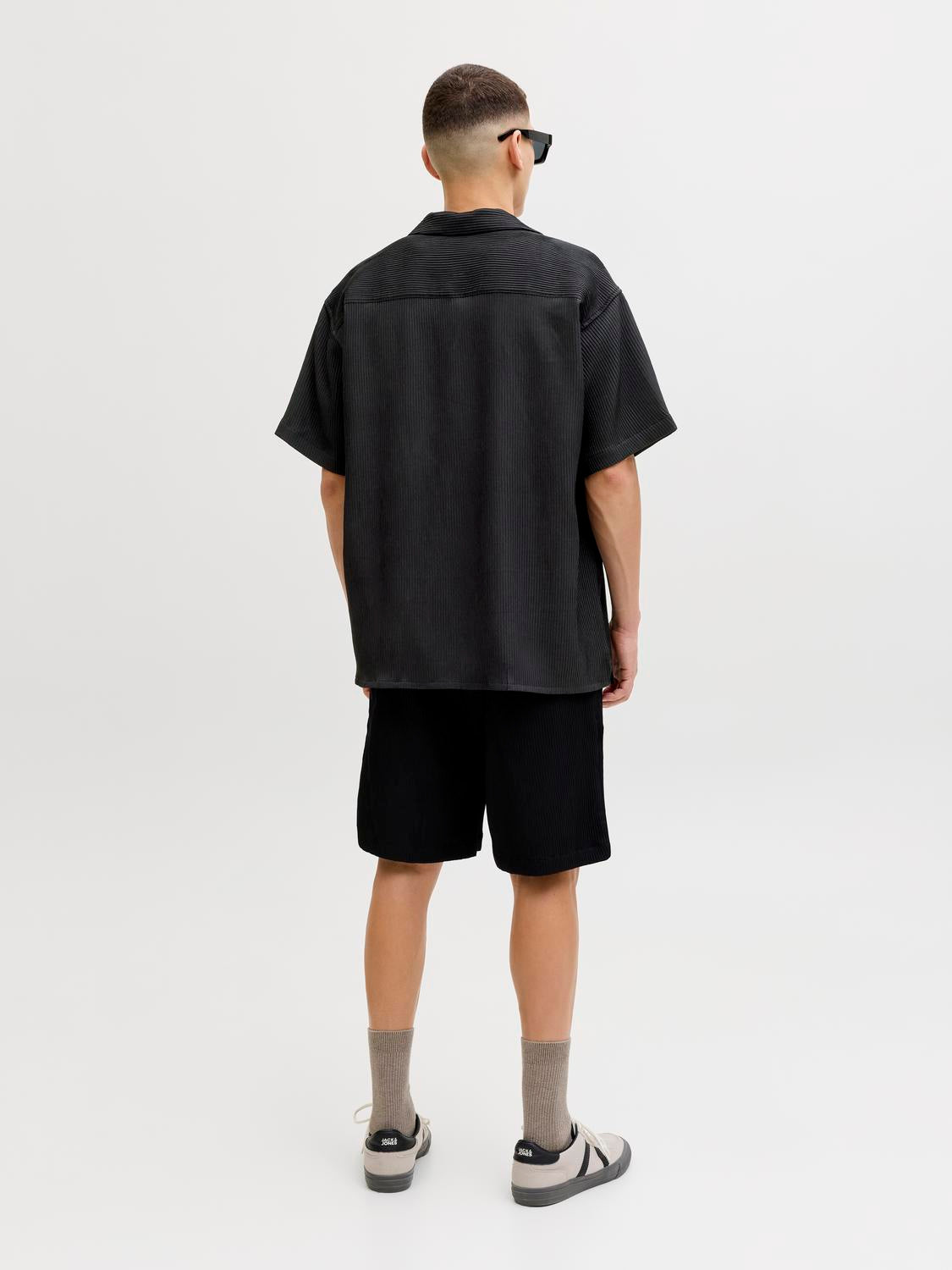 model_shot-back
